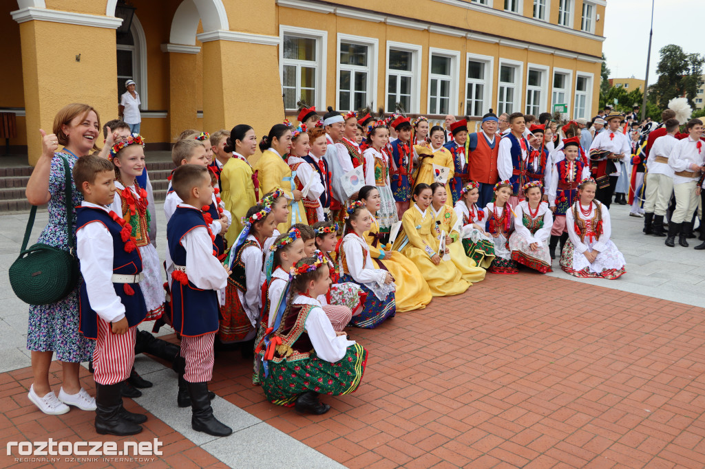 Korowód zespołów i koncert inauguracyjny XX Festiwalu EUROFOLK