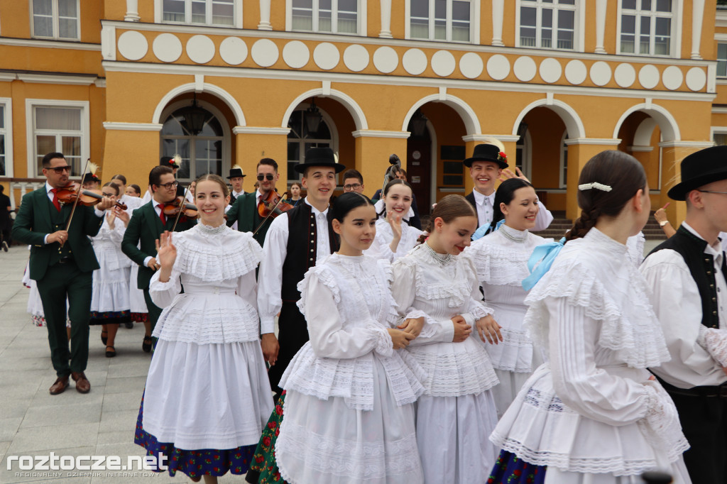 Korowód zespołów i koncert inauguracyjny XX Festiwalu EUROFOLK