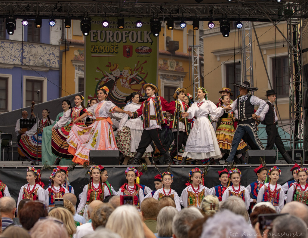 Korowód i koncert inauguracyjny XX Festiwalu EUROFOLK w obiektywie Anny