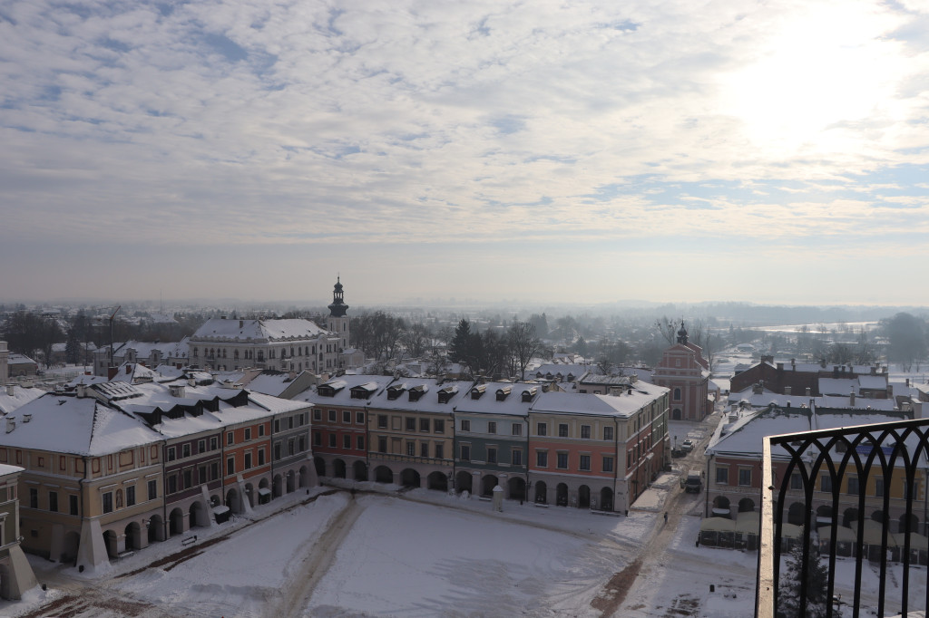 Białe ośnieżone Stare Miasto w Zamościu