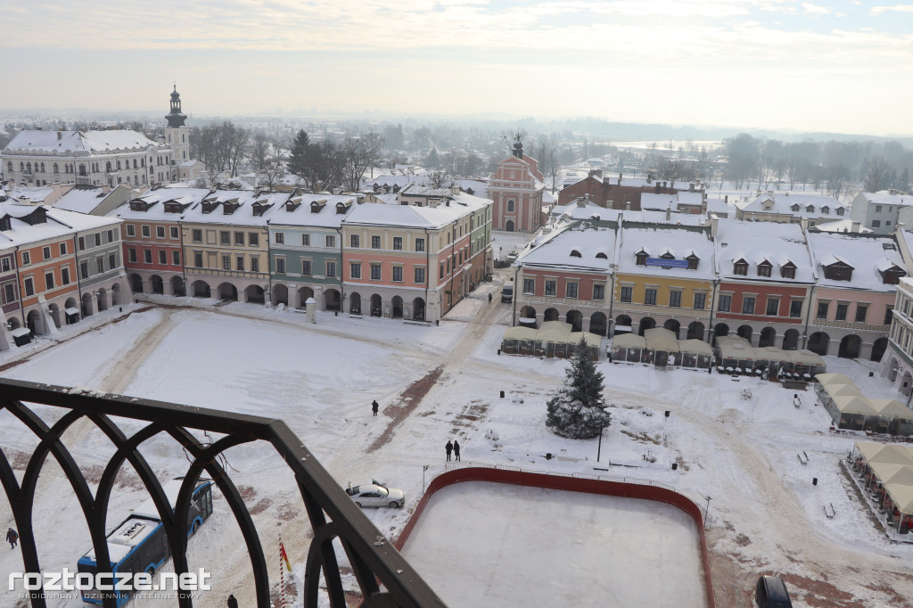 Białe ośnieżone Stare Miasto w Zamościu