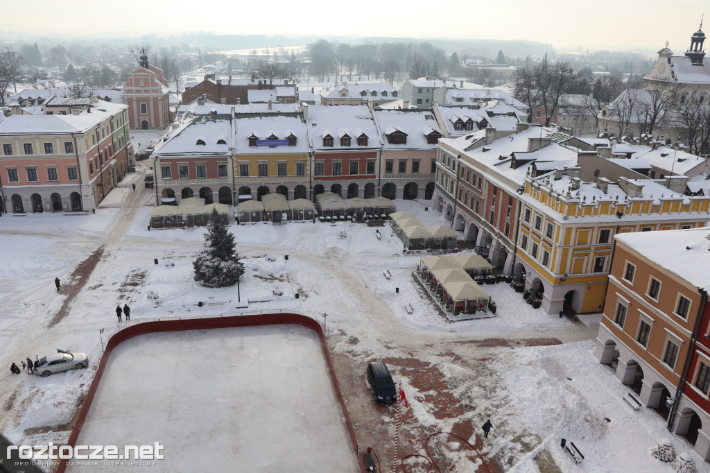 Białe ośnieżone Stare Miasto w Zamościu