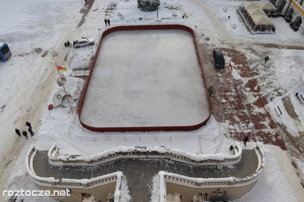 Białe ośnieżone Stare Miasto w Zamościu