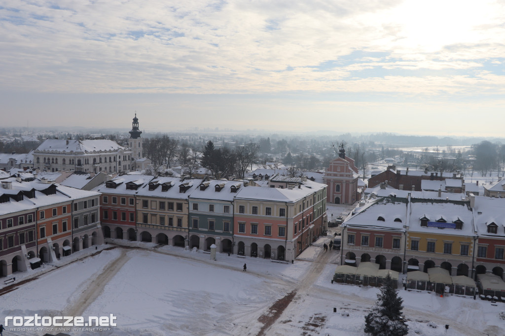 Białe ośnieżone Stare Miasto w Zamościu