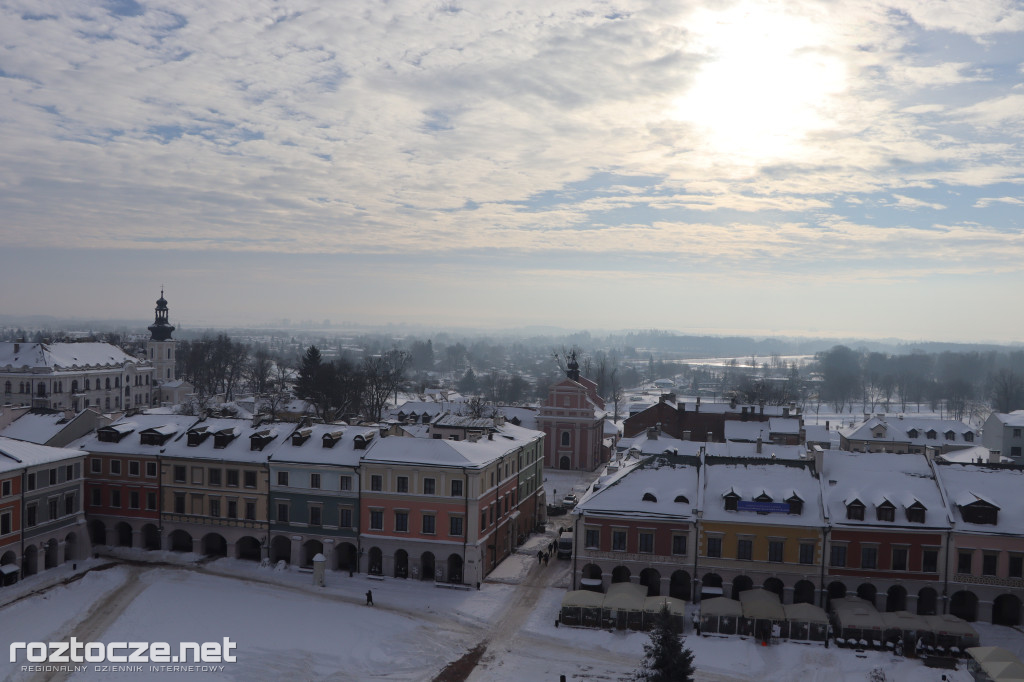 Białe ośnieżone Stare Miasto w Zamościu