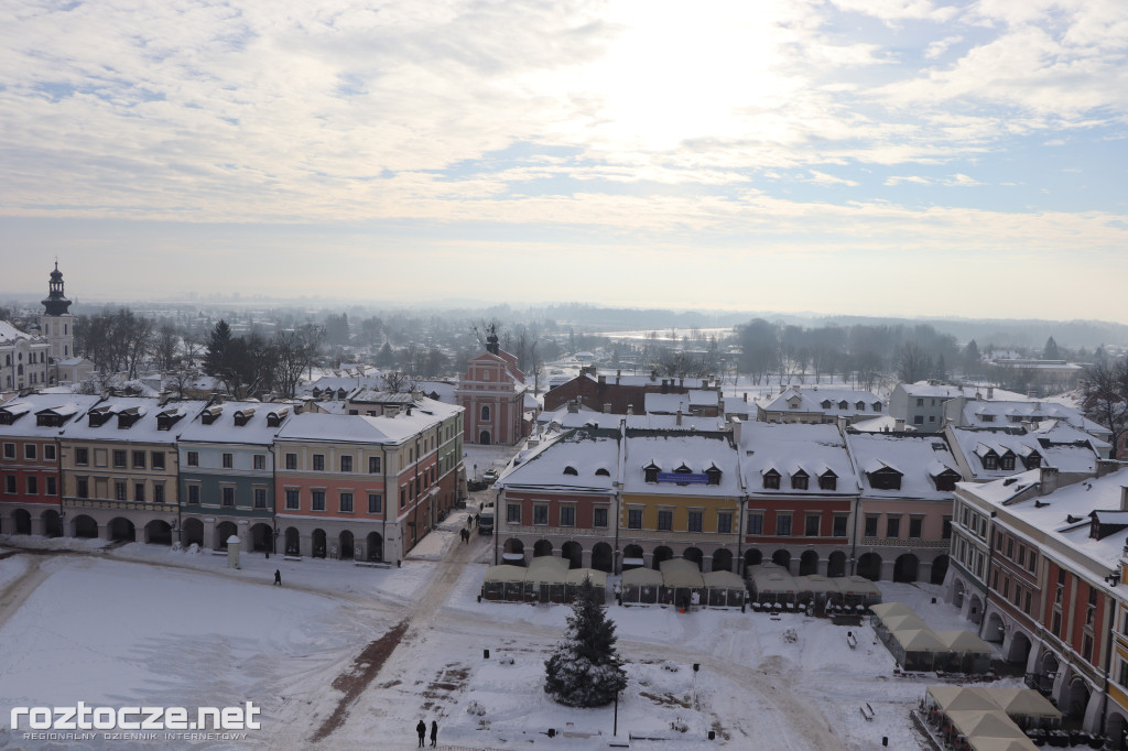 Białe ośnieżone Stare Miasto w Zamościu