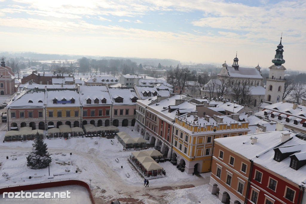 Białe ośnieżone Stare Miasto w Zamościu