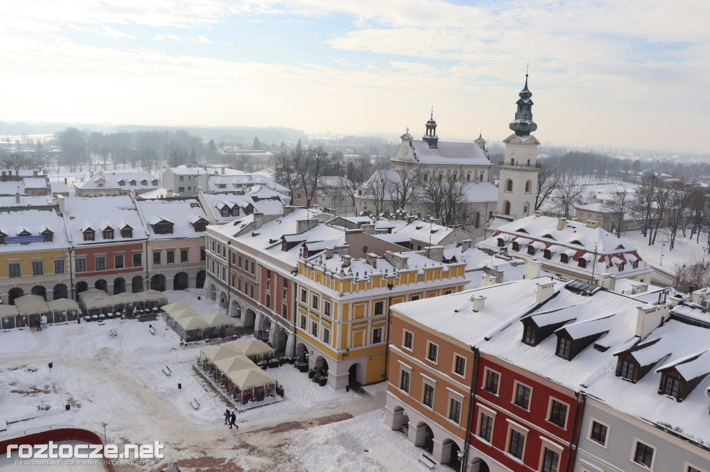 Białe ośnieżone Stare Miasto w Zamościu