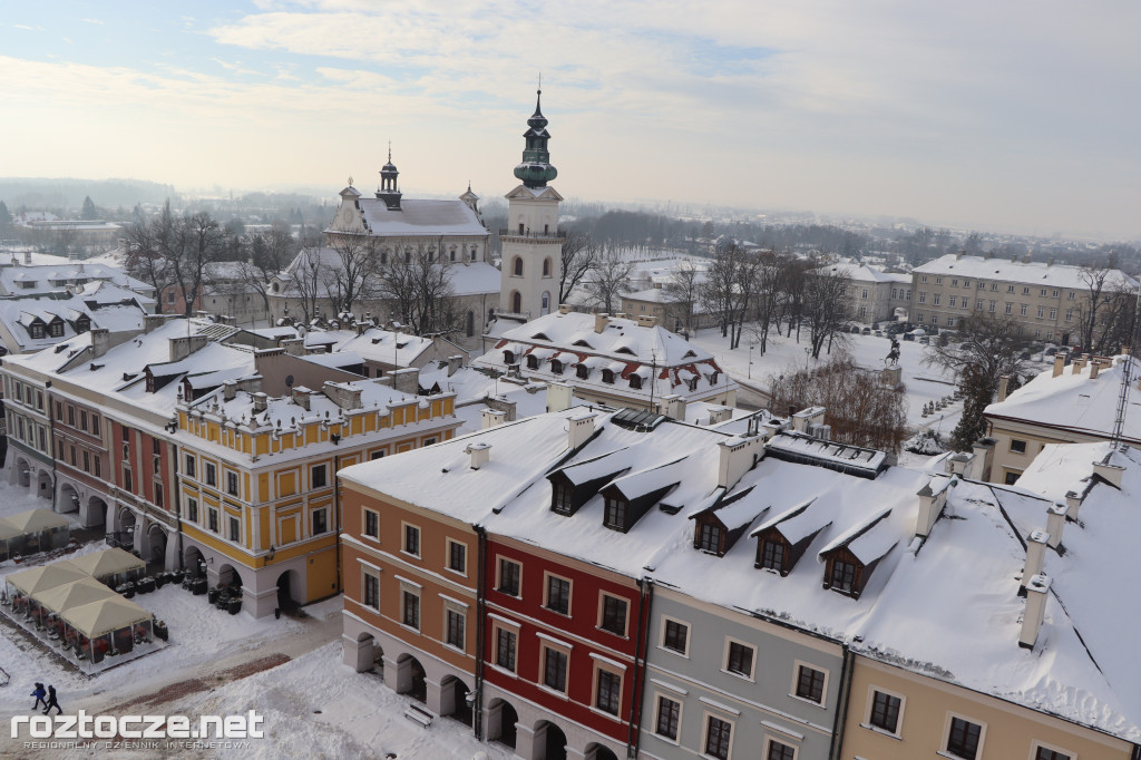 Białe ośnieżone Stare Miasto w Zamościu