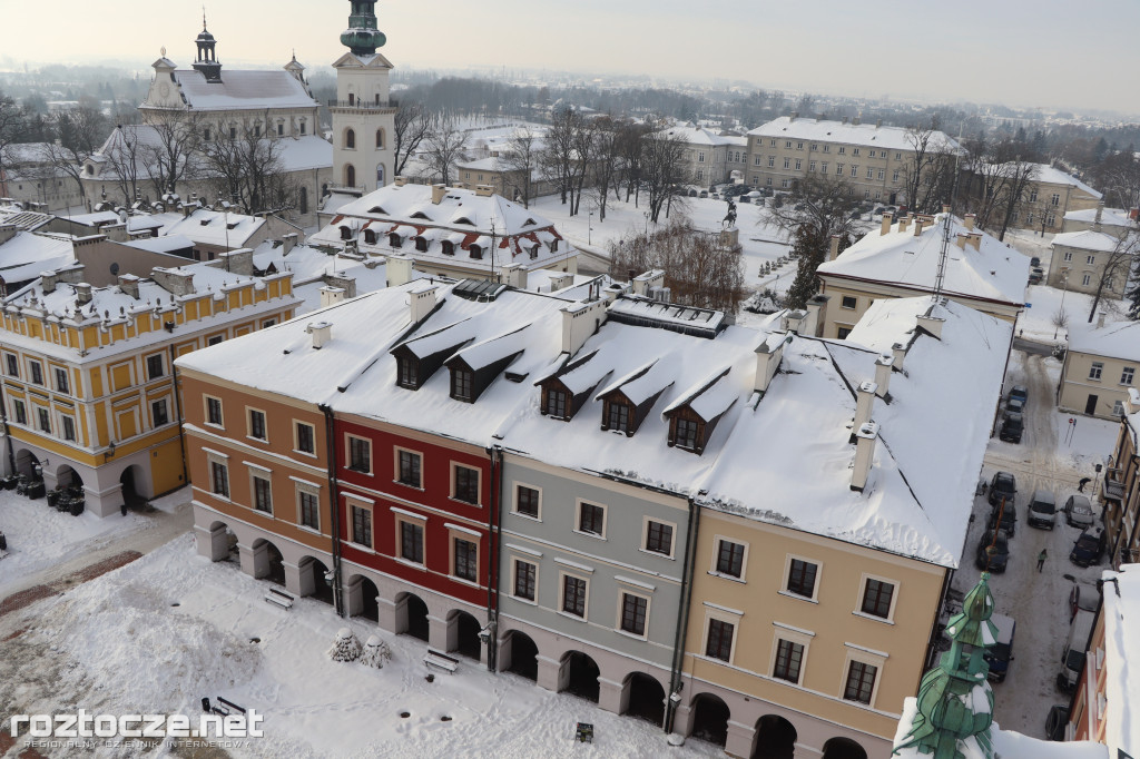 Białe ośnieżone Stare Miasto w Zamościu