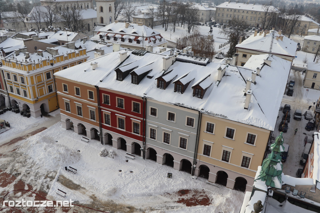 Białe ośnieżone Stare Miasto w Zamościu