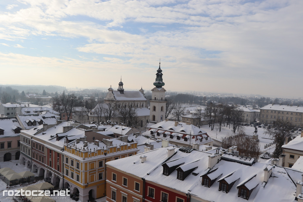 Białe ośnieżone Stare Miasto w Zamościu