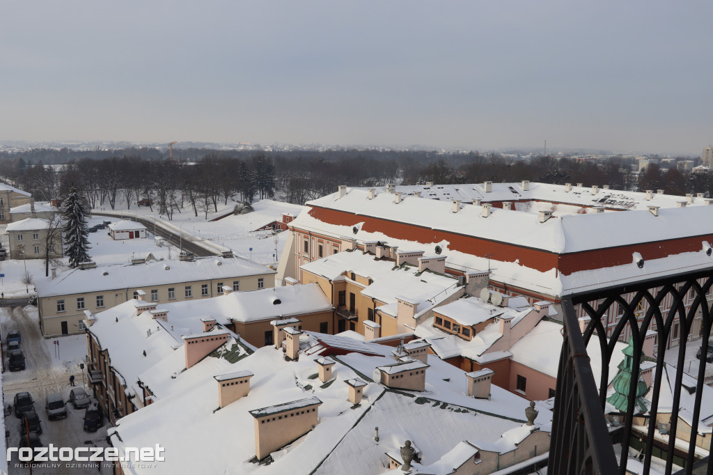 Białe ośnieżone Stare Miasto w Zamościu