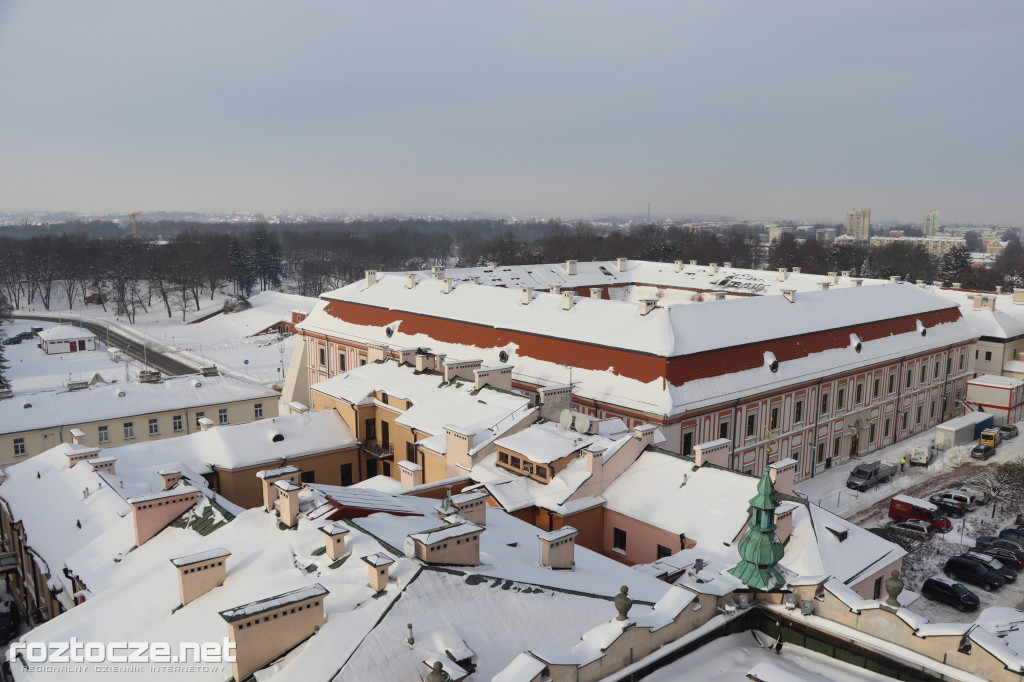 Białe ośnieżone Stare Miasto w Zamościu