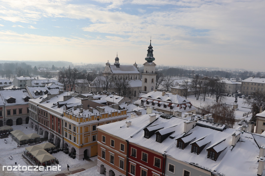 Białe ośnieżone Stare Miasto w Zamościu