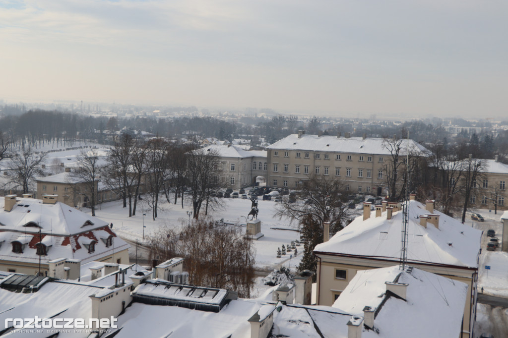 Białe ośnieżone Stare Miasto w Zamościu