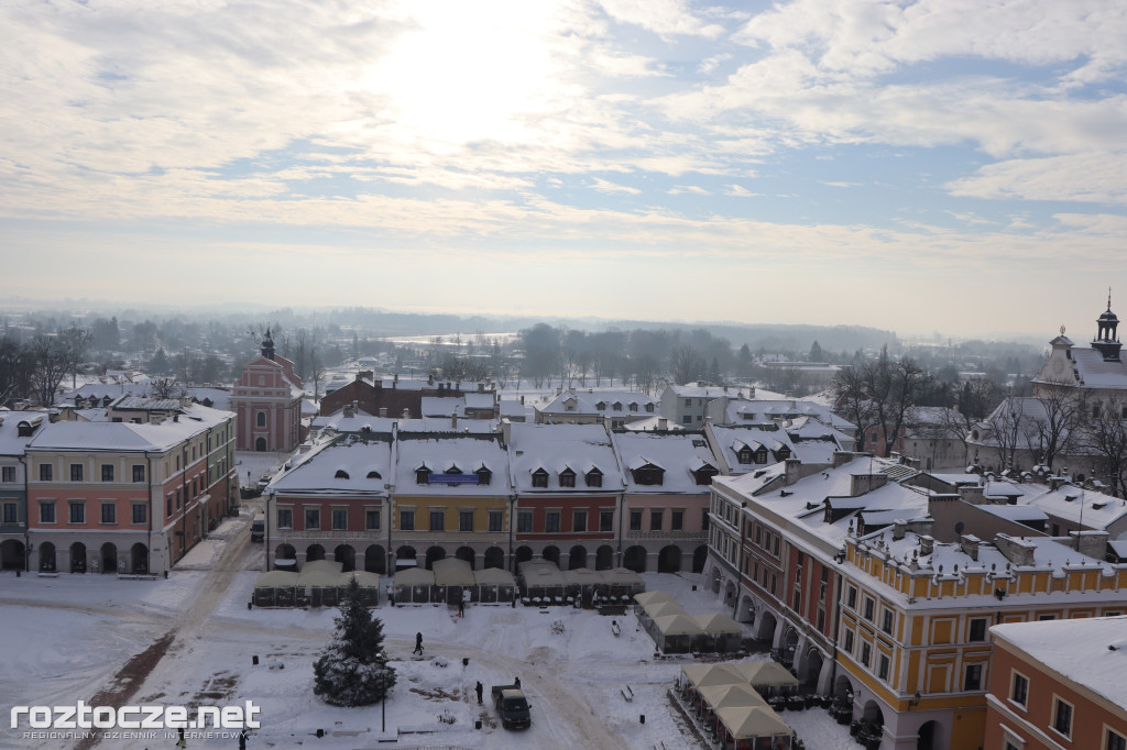 Białe ośnieżone Stare Miasto w Zamościu