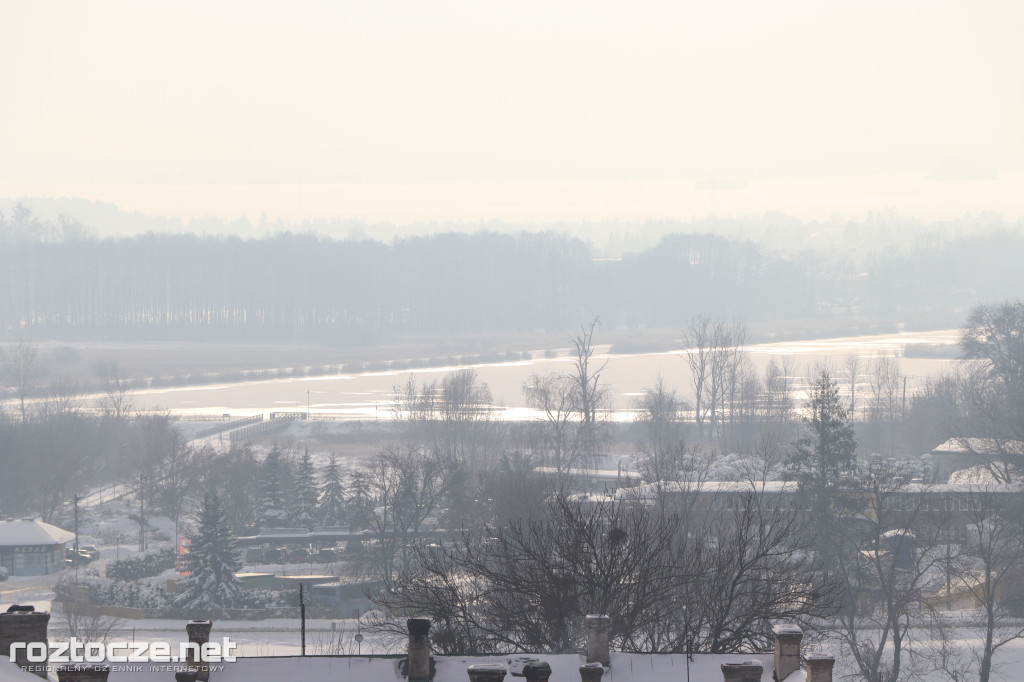 Białe ośnieżone Stare Miasto w Zamościu