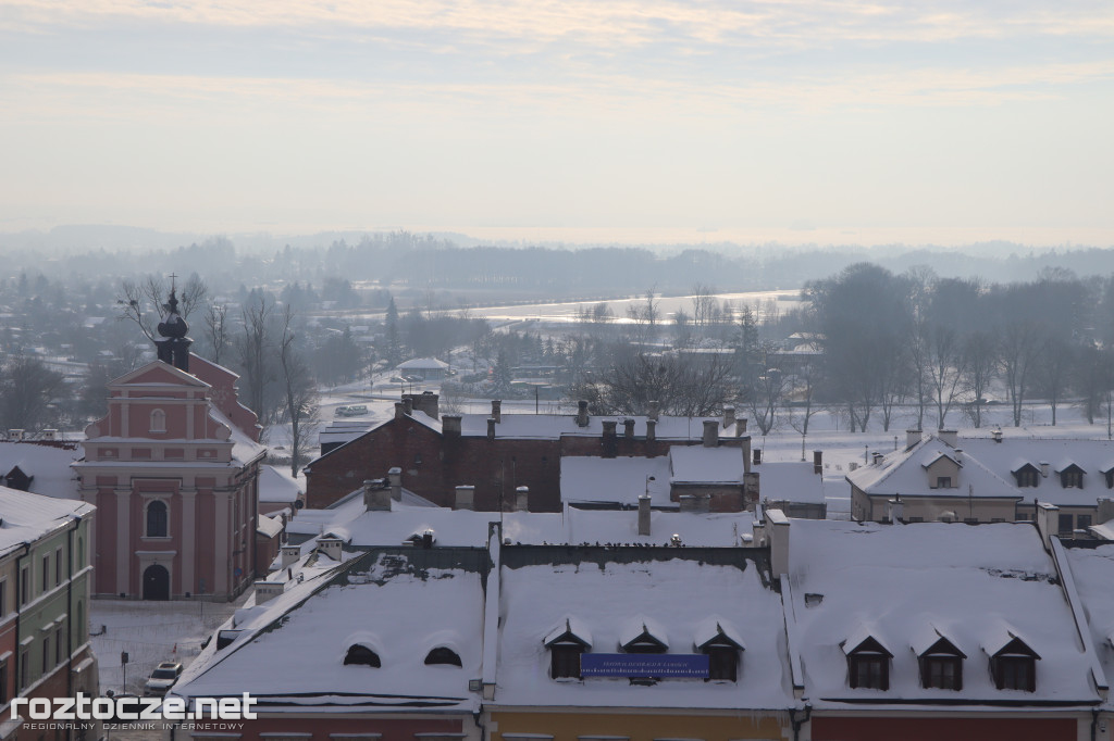 Białe ośnieżone Stare Miasto w Zamościu