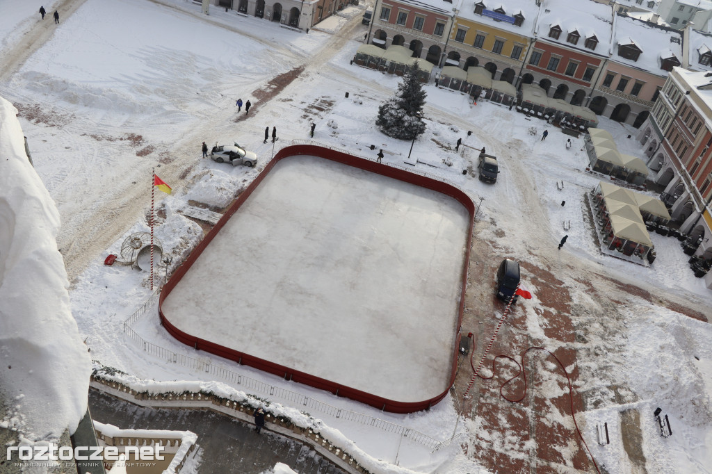 Białe ośnieżone Stare Miasto w Zamościu