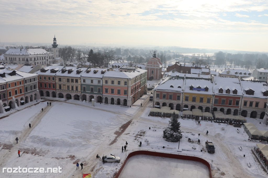 Białe ośnieżone Stare Miasto w Zamościu