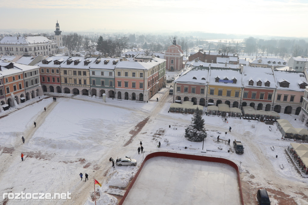 Białe ośnieżone Stare Miasto w Zamościu