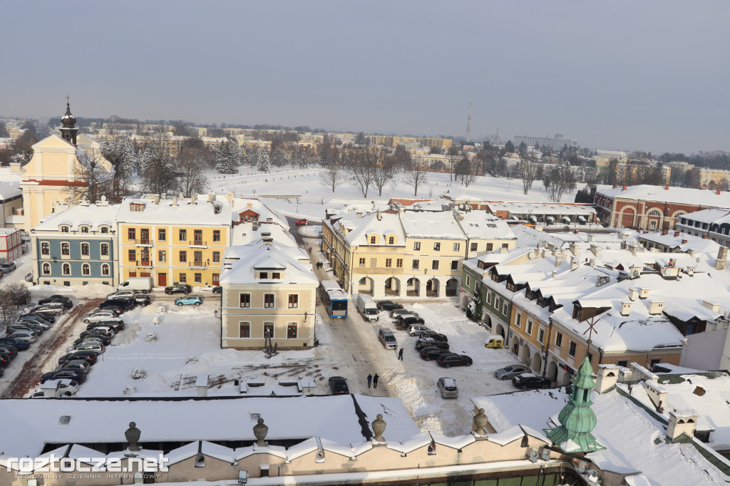 Białe ośnieżone Stare Miasto w Zamościu