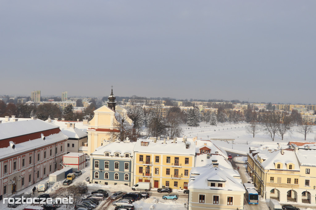 Białe ośnieżone Stare Miasto w Zamościu