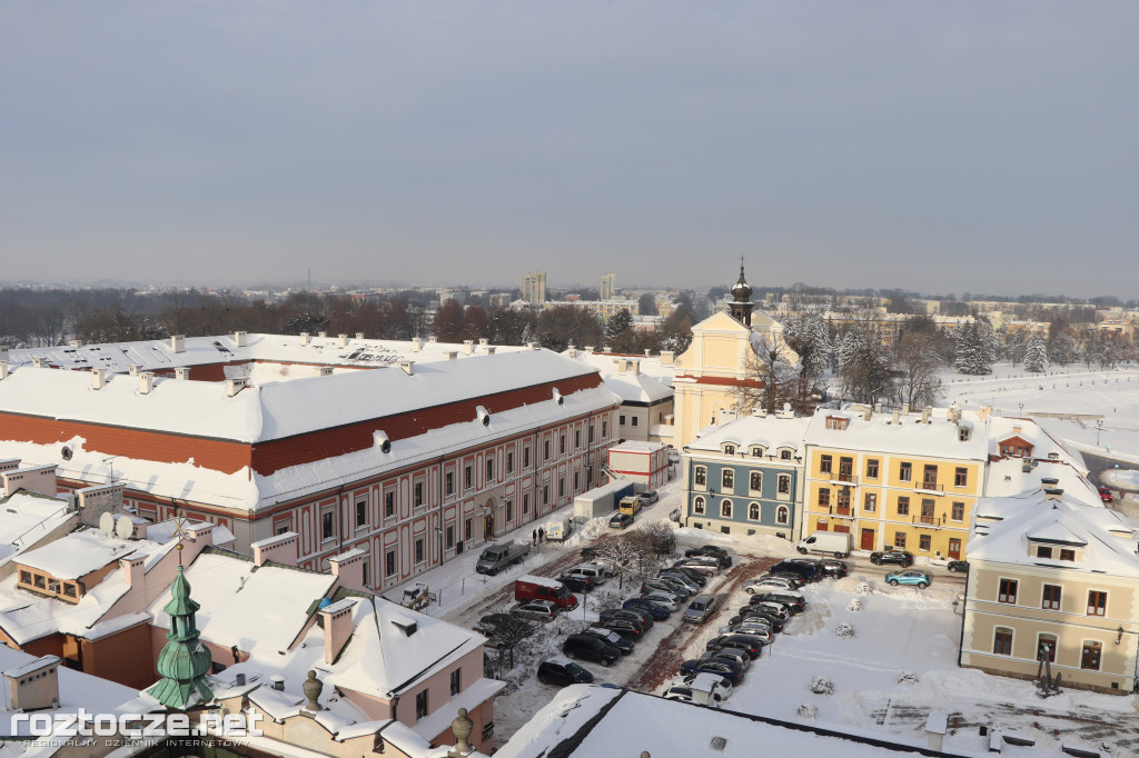 Białe ośnieżone Stare Miasto w Zamościu