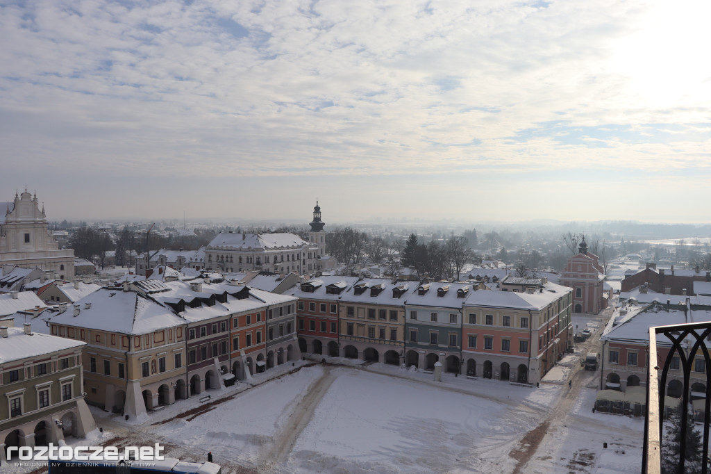 Białe ośnieżone Stare Miasto w Zamościu