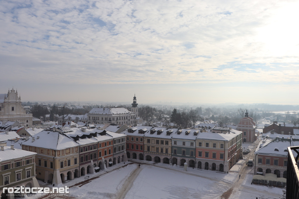 Białe ośnieżone Stare Miasto w Zamościu