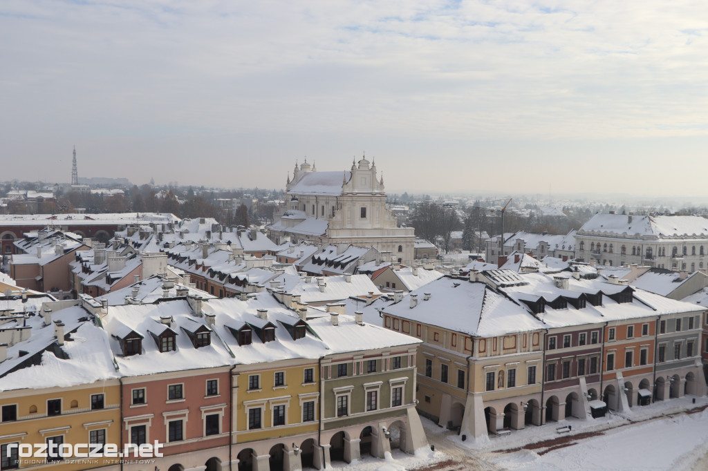 Białe ośnieżone Stare Miasto w Zamościu