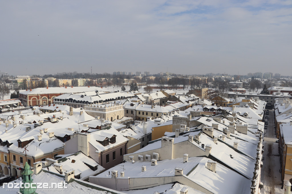 Białe ośnieżone Stare Miasto w Zamościu