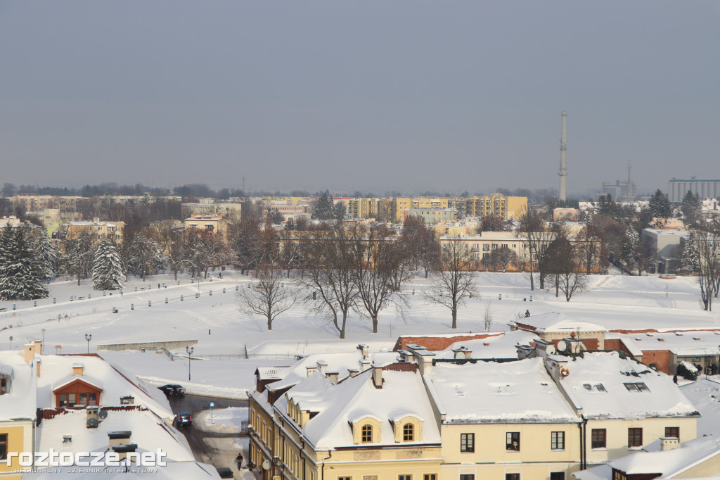 Białe ośnieżone Stare Miasto w Zamościu