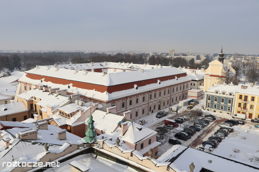 Białe ośnieżone Stare Miasto w Zamościu