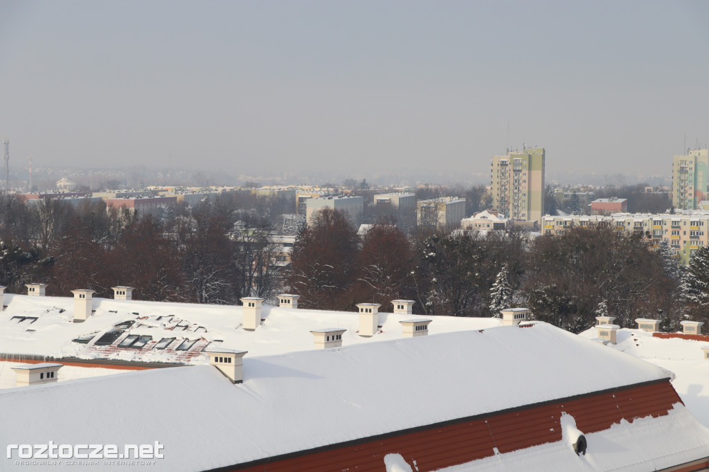 Białe ośnieżone Stare Miasto w Zamościu