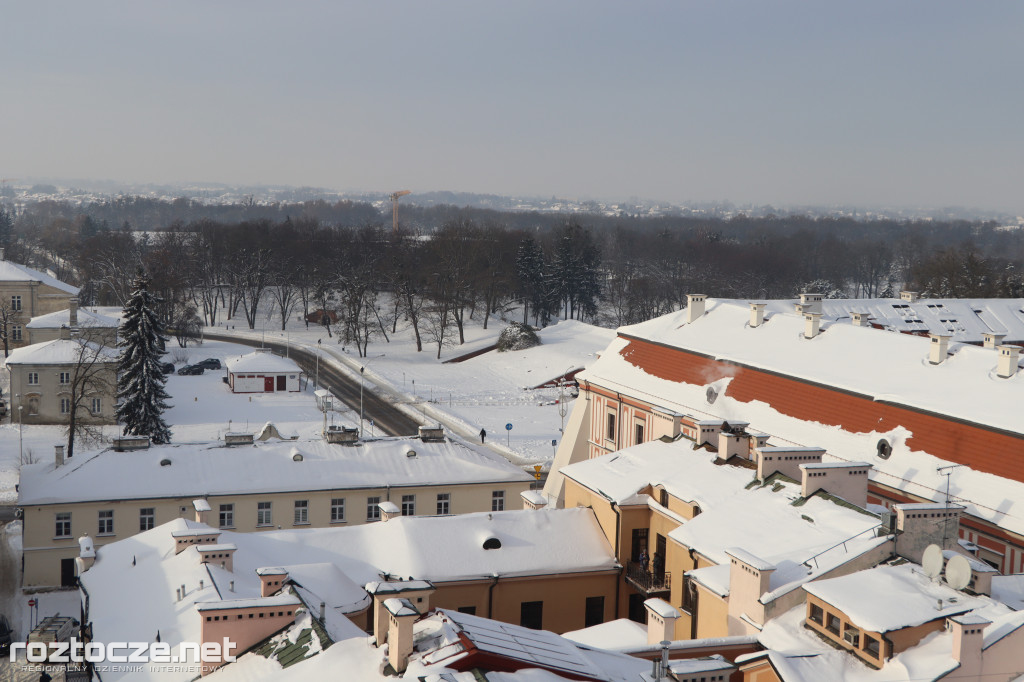 Białe ośnieżone Stare Miasto w Zamościu