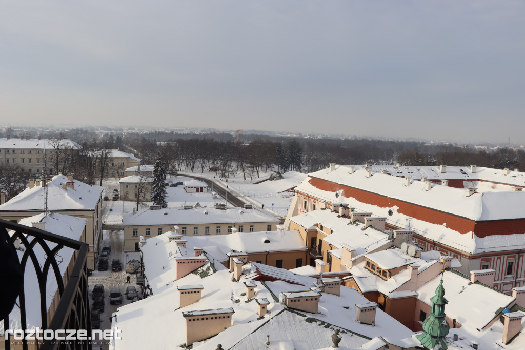 Białe ośnieżone Stare Miasto w Zamościu