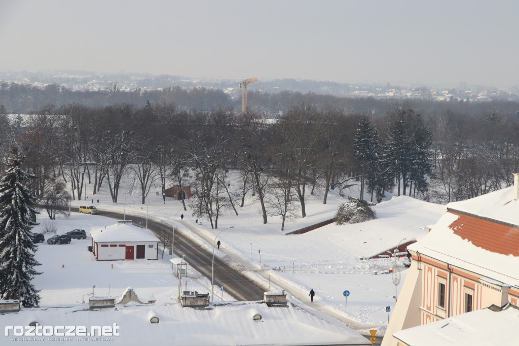 Białe ośnieżone Stare Miasto w Zamościu