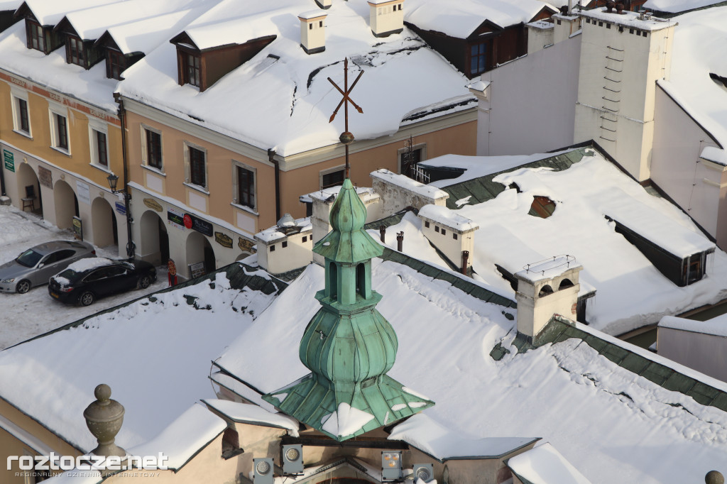 Białe ośnieżone Stare Miasto w Zamościu