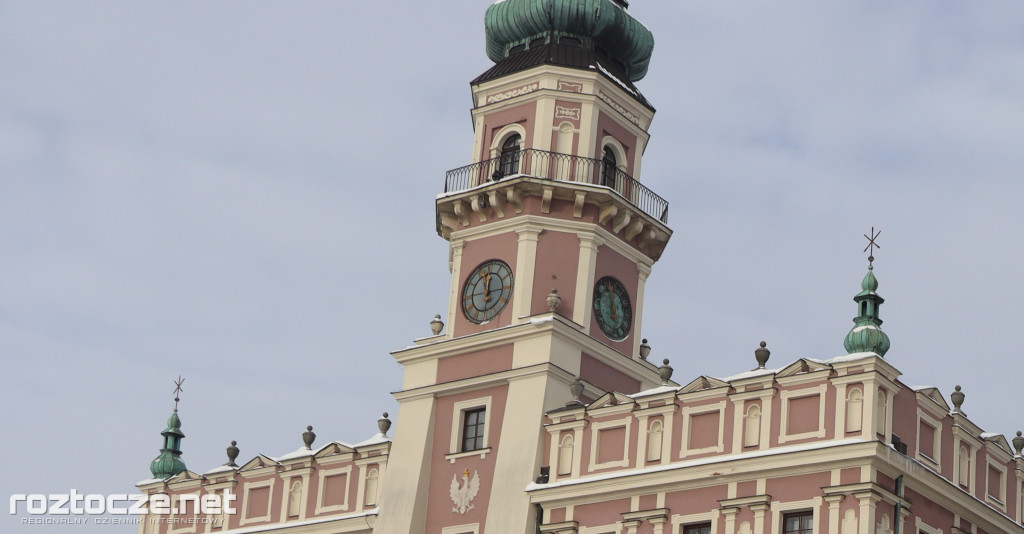 Białe ośnieżone Stare Miasto w Zamościu