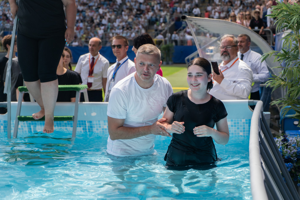 Ponad 7 tysięcy obecnych i 54 ochrzczonych podczas  kongresu Świadków Jehowy