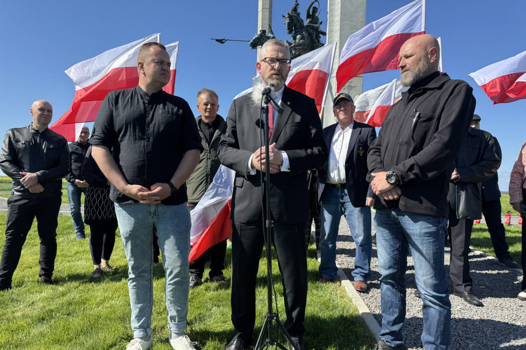 NIE wiatrakom przy Pomniku Chwały Kawalerii i Artylerii Konnej