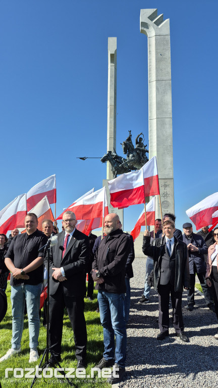 NIE wiatrakom przy Pomniku Chwały Kawalerii i Artylerii Konnej