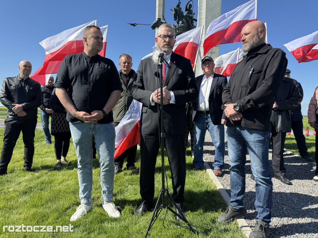 NIE wiatrakom przy Pomniku Chwały Kawalerii i Artylerii Konnej
