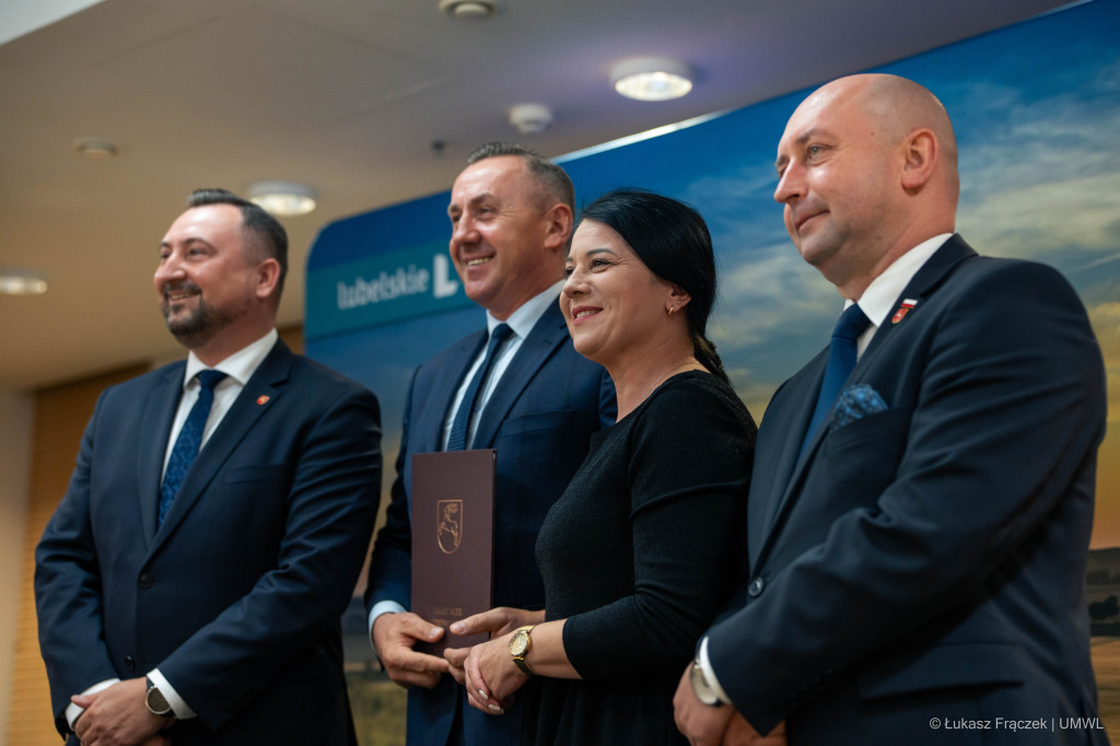 Dotacje marszałka na drogi gruntów rolnych