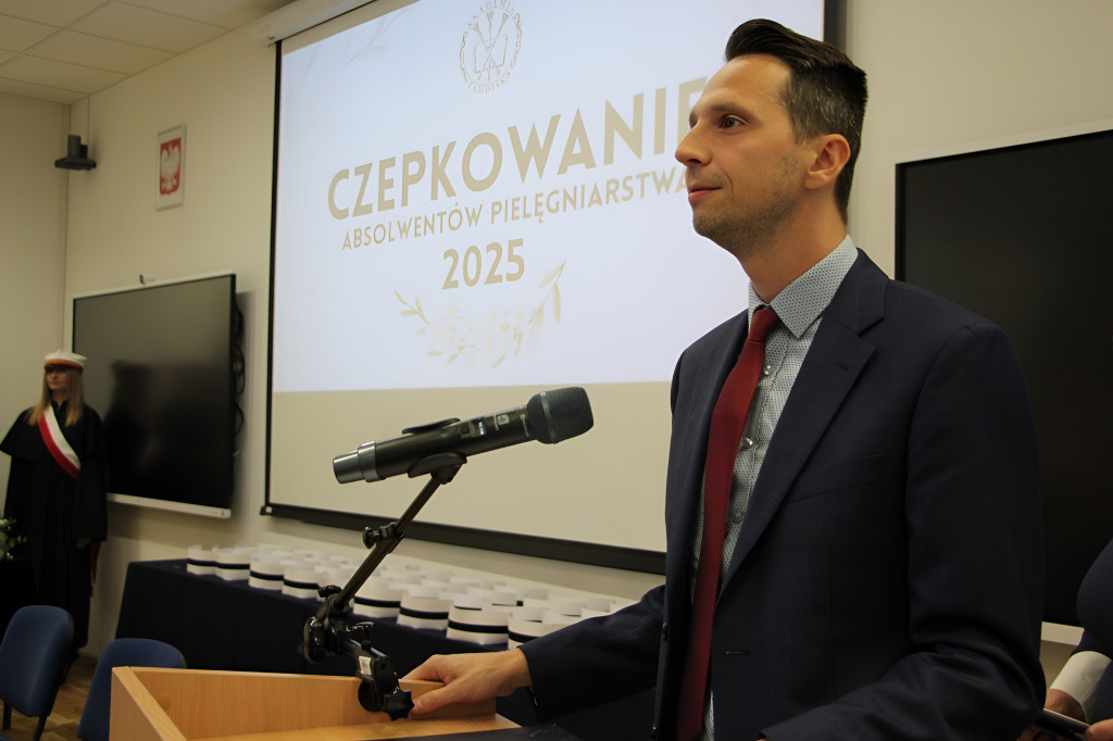 Czepkowanie absolwentów pielęgniarstwa w Akademii Zamojskiej