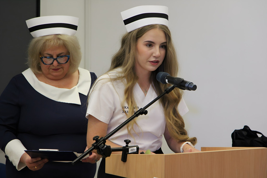 Czepkowanie absolwentów pielęgniarstwa w Akademii Zamojskiej