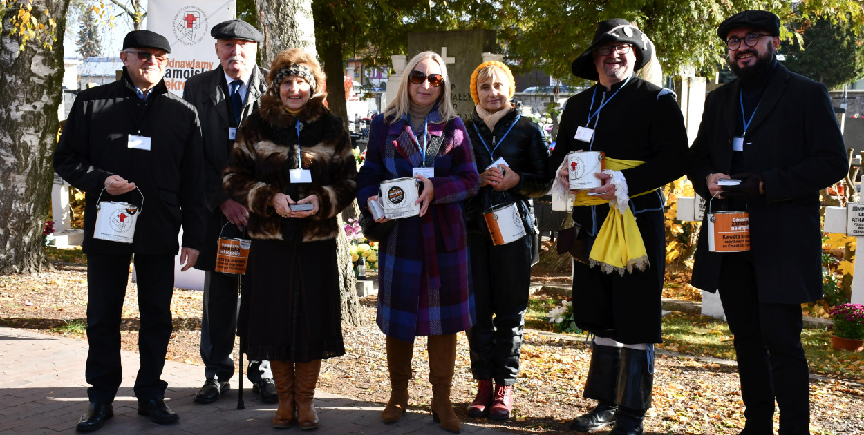 Kwesta 1 listopada na cmentarzu