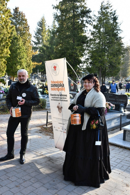 Kwesta 1 listopada na cmentarzu